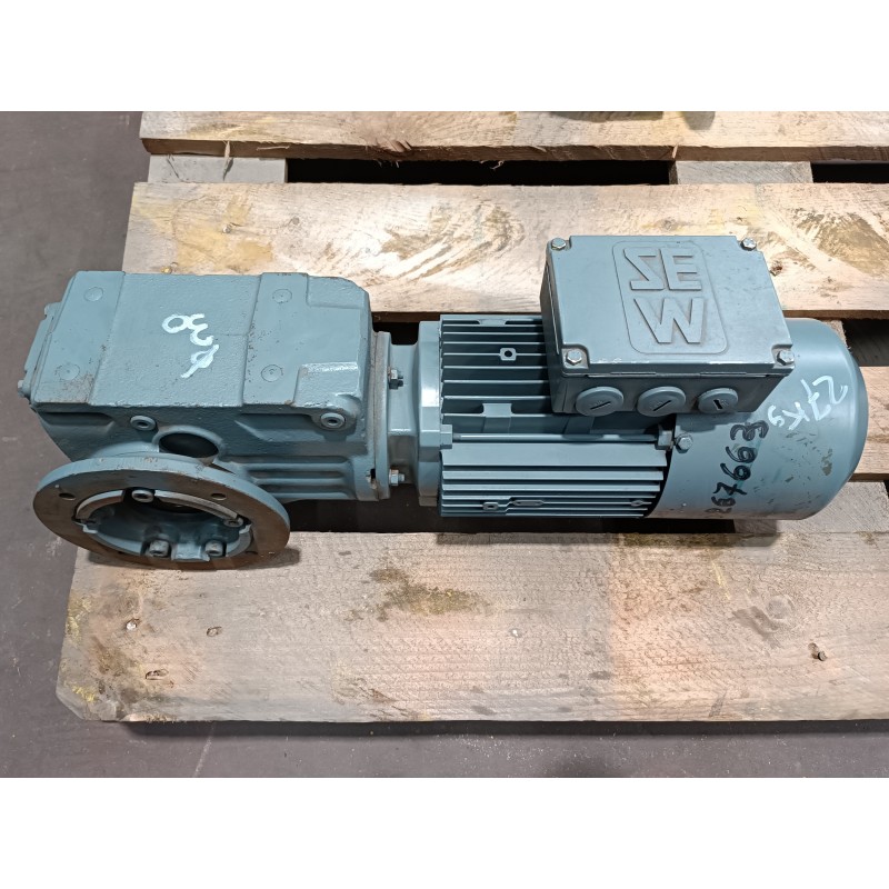 Motoréducteur frein occasion SEW 0,75 kW 132 tr/min Motoréducteur frein occasion SEW 0,75 kW 132 tr/min