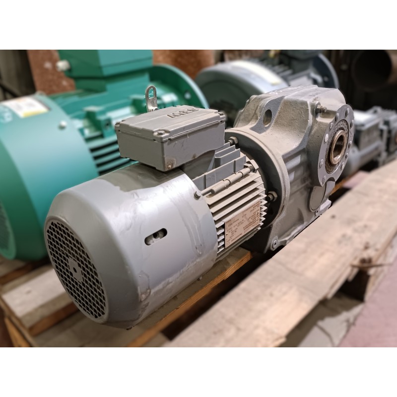 Motoréducteur occasion SEW 0,55 kW 680/6.0 tr/min Motoréducteur occasion SEW 0,55 kW 680/6.0 tr/min